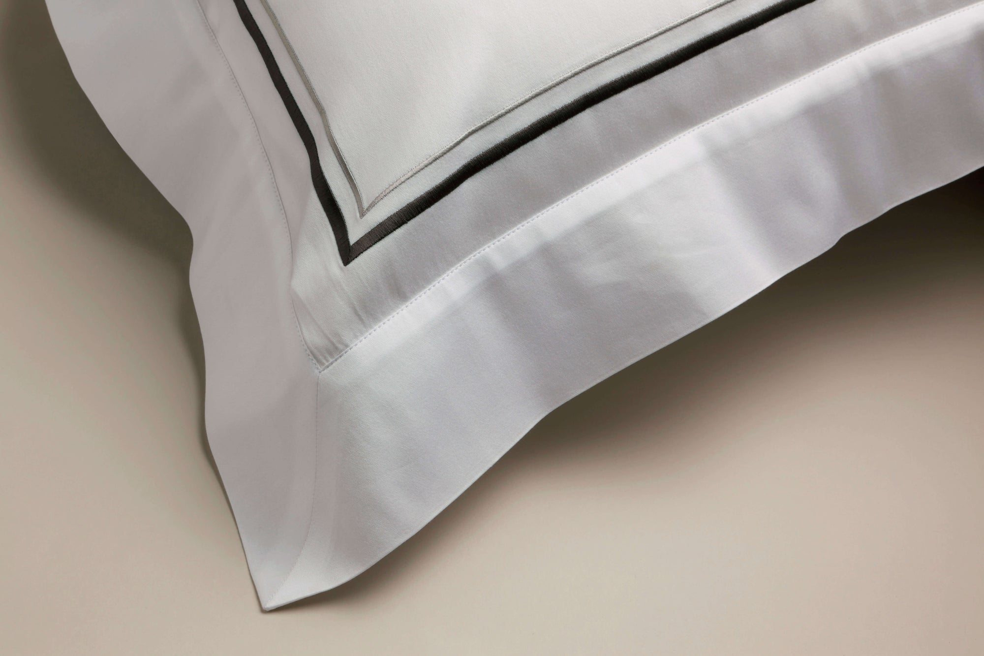 Sateen pillow case in an Oxford style