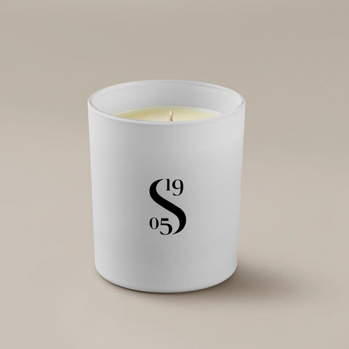 Savoir candle with a view from the front and the logo