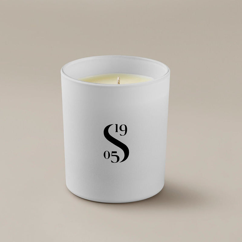 Savoir candle with a view from the front and the logo