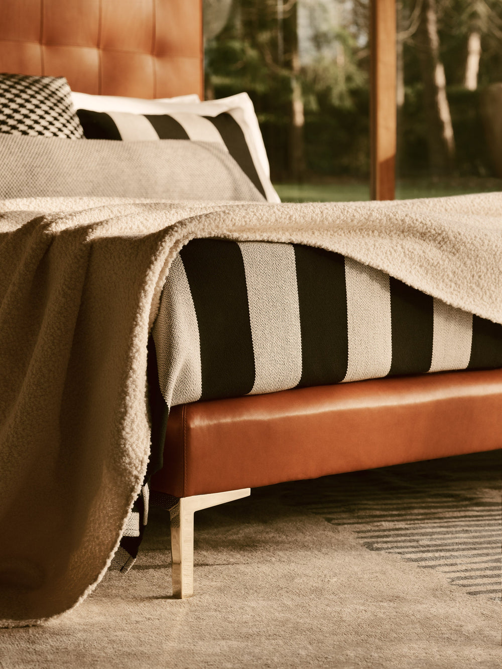Close-up of the Winston base and the stripes