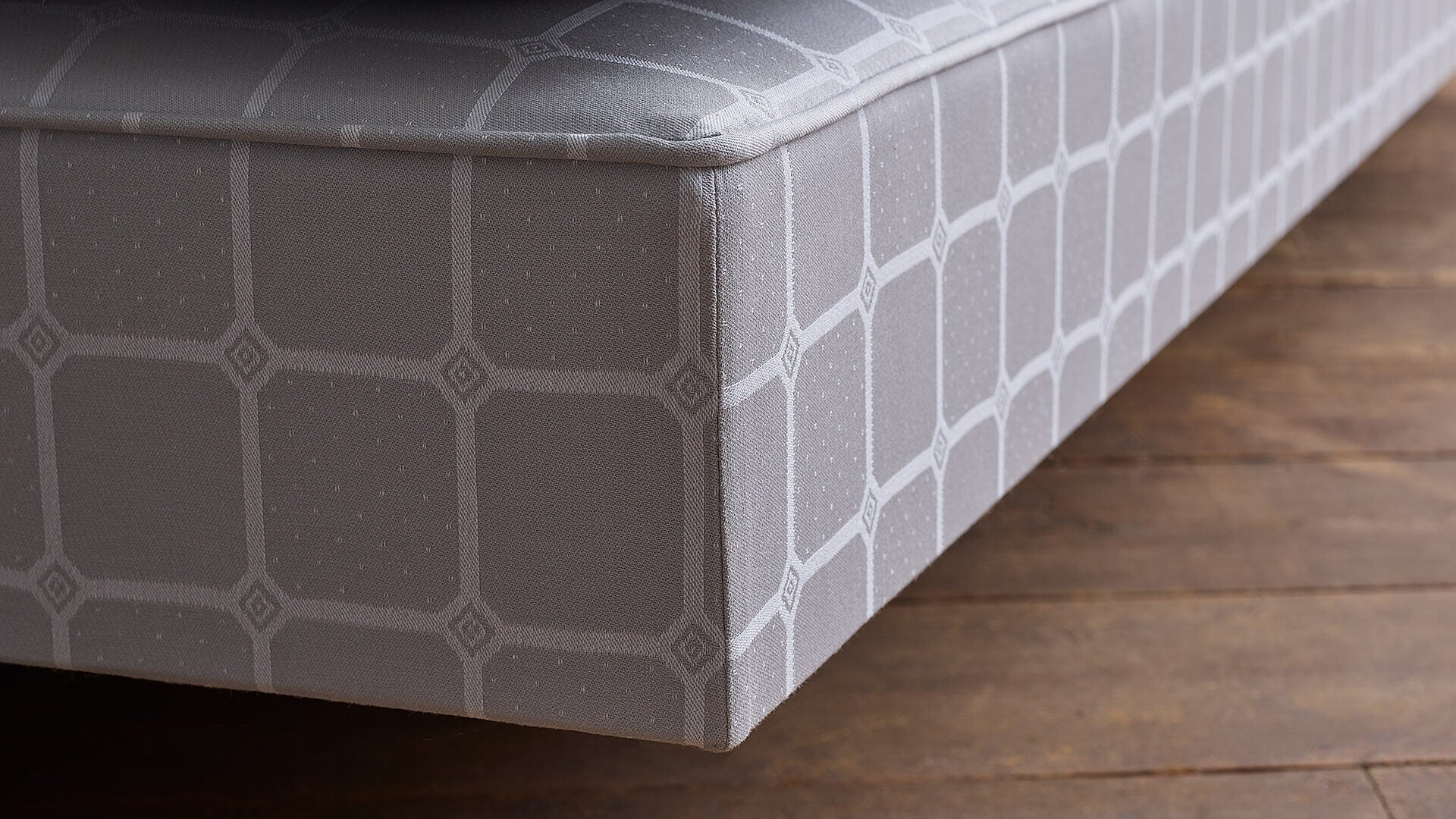 Angle view and close up of the Savoir base No4