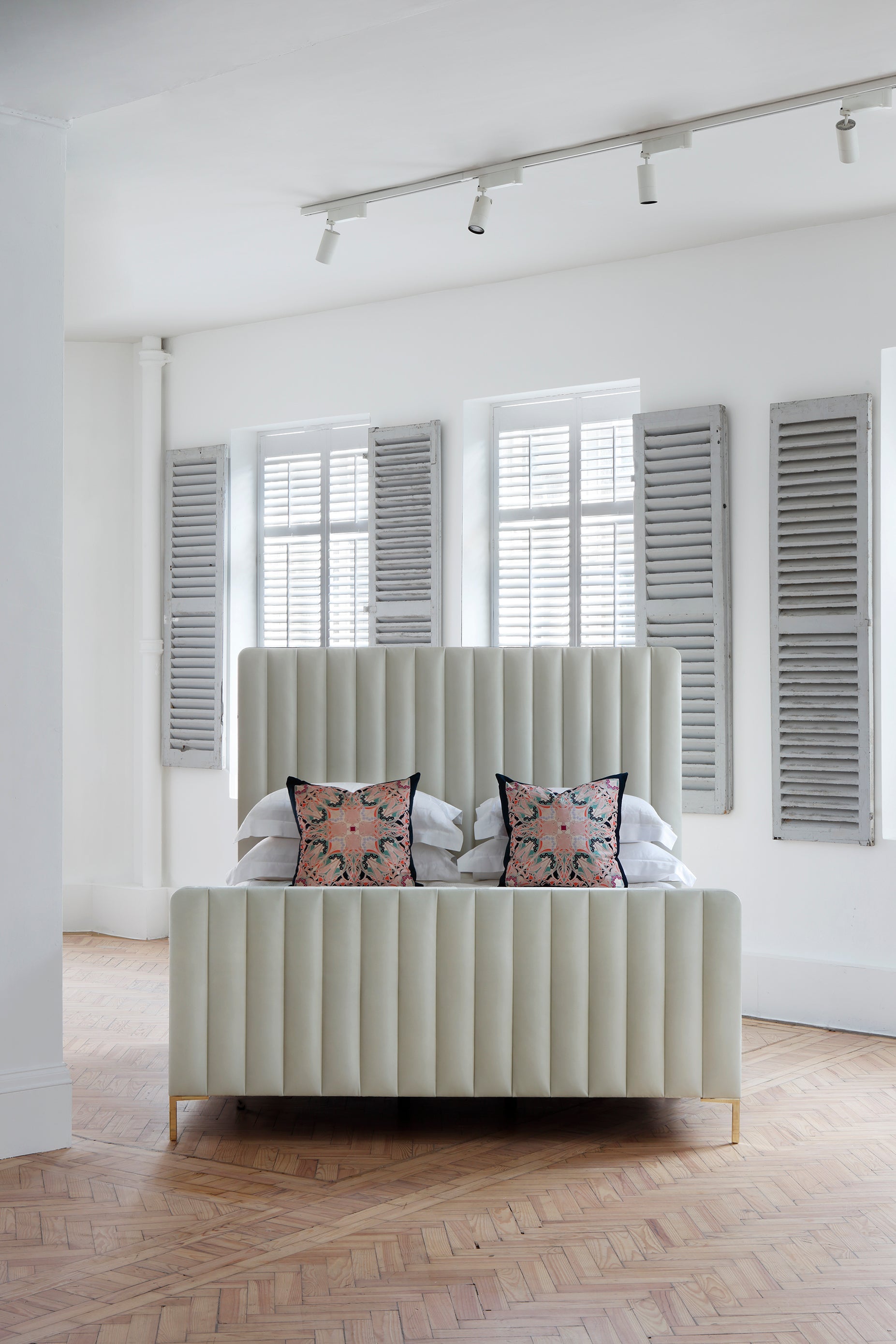Front view of the Savoir Chrissy bed