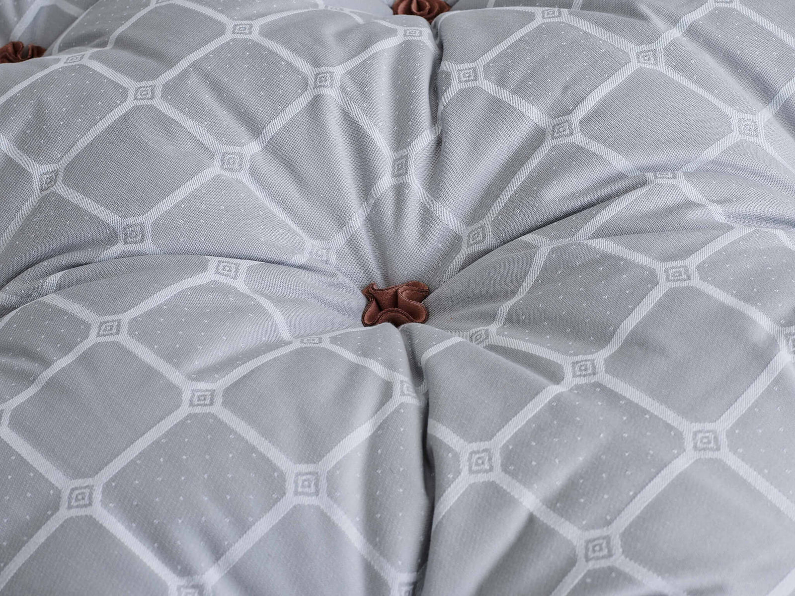 Savoir HW topper close-up