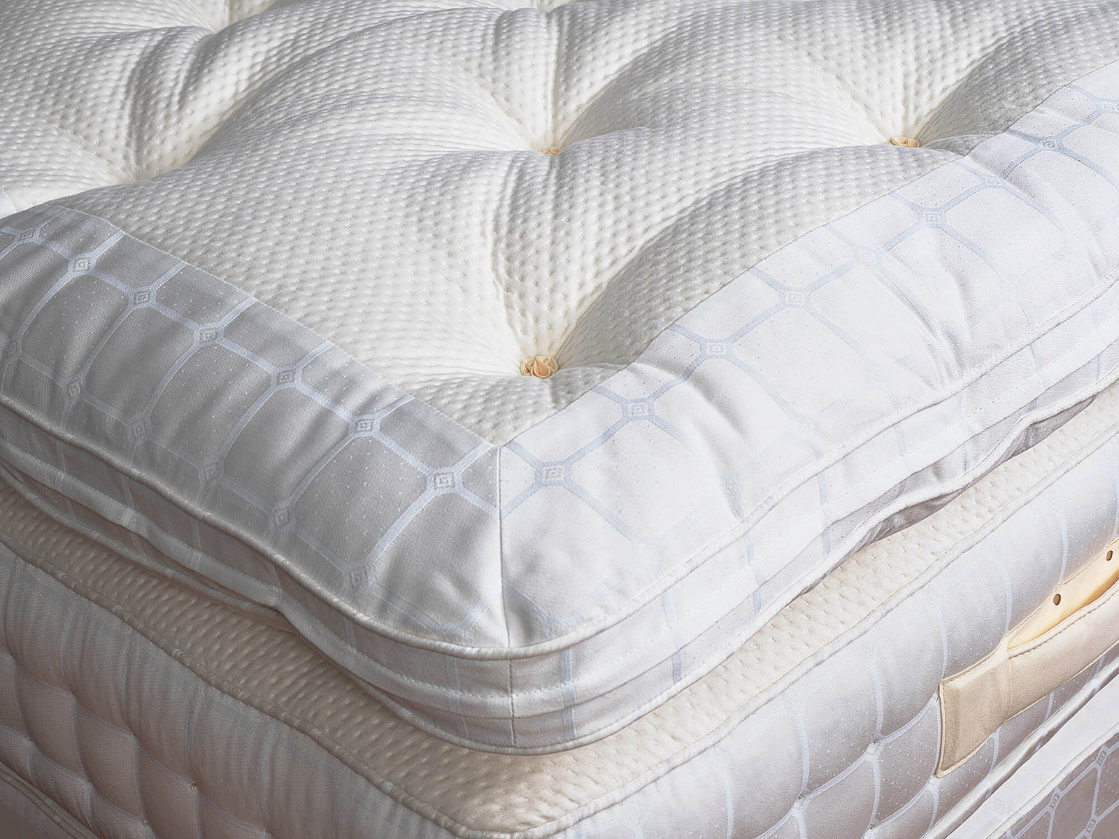 No1 topper with a detailed side view