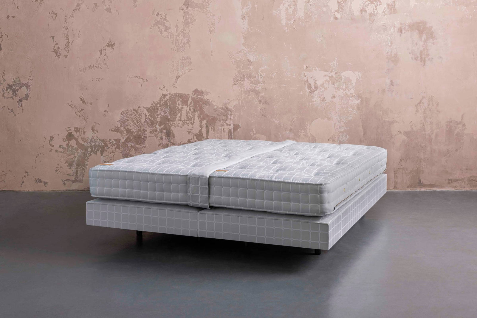 savoir no5 mattress from an angle view