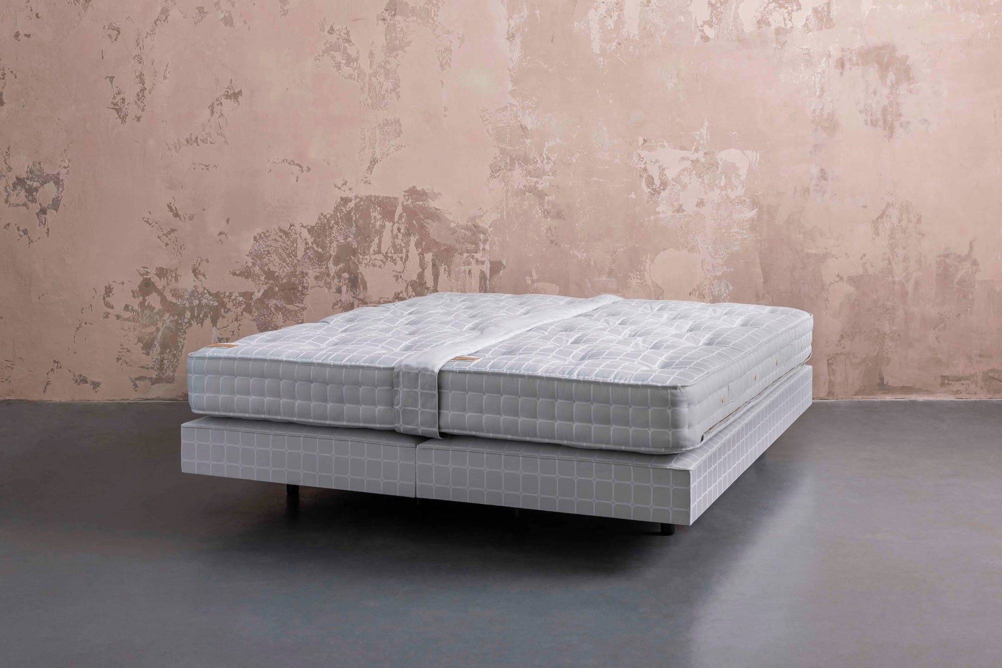 savoir no5 mattress from an angle view