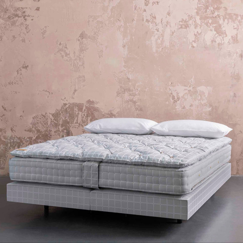 Side view of the Savoir No5 bed set
