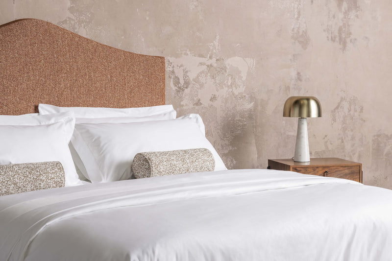 Side view of the percale Oxford set on a No5 mattress