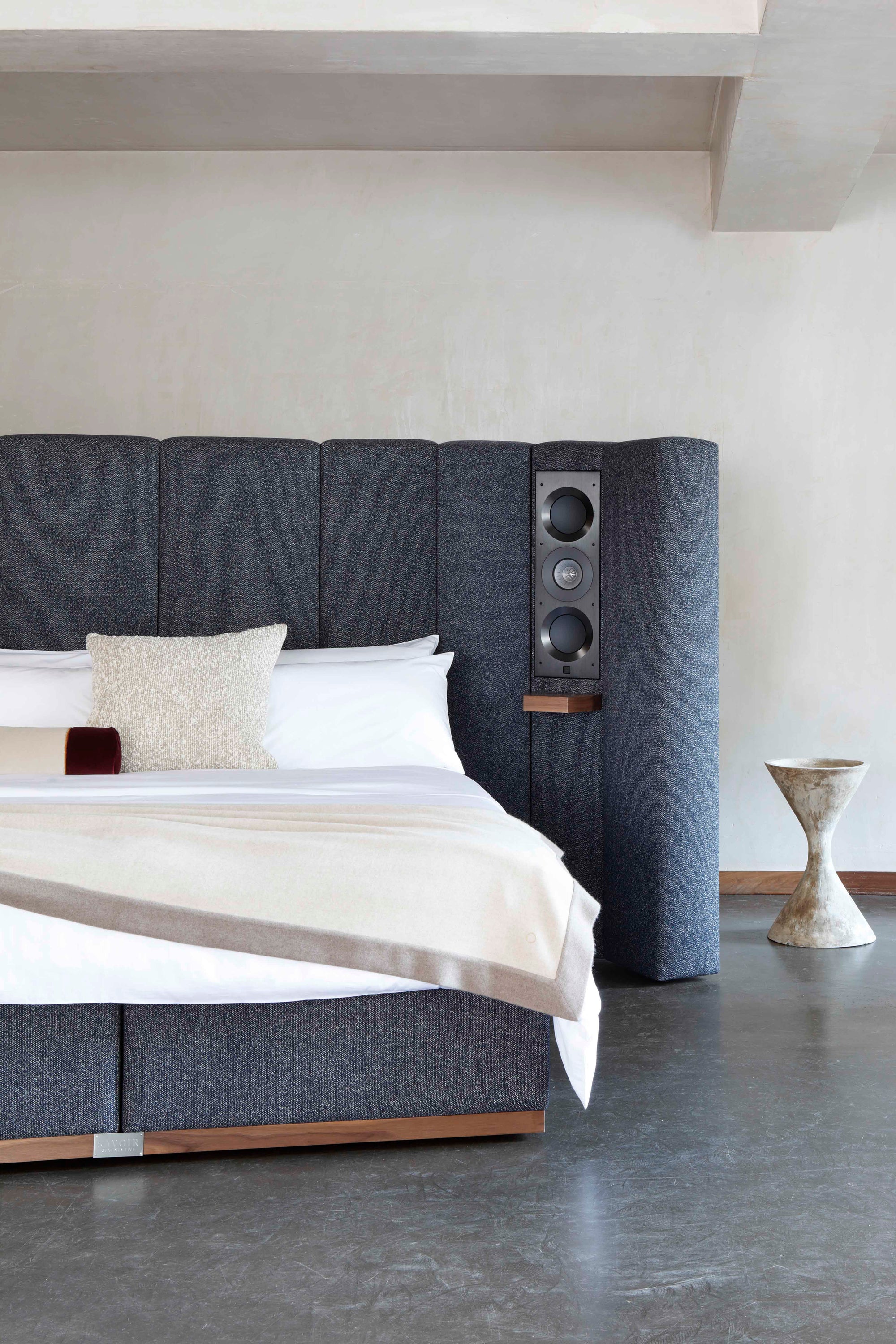 Portrait picture of the Savoir Seventy Five bed