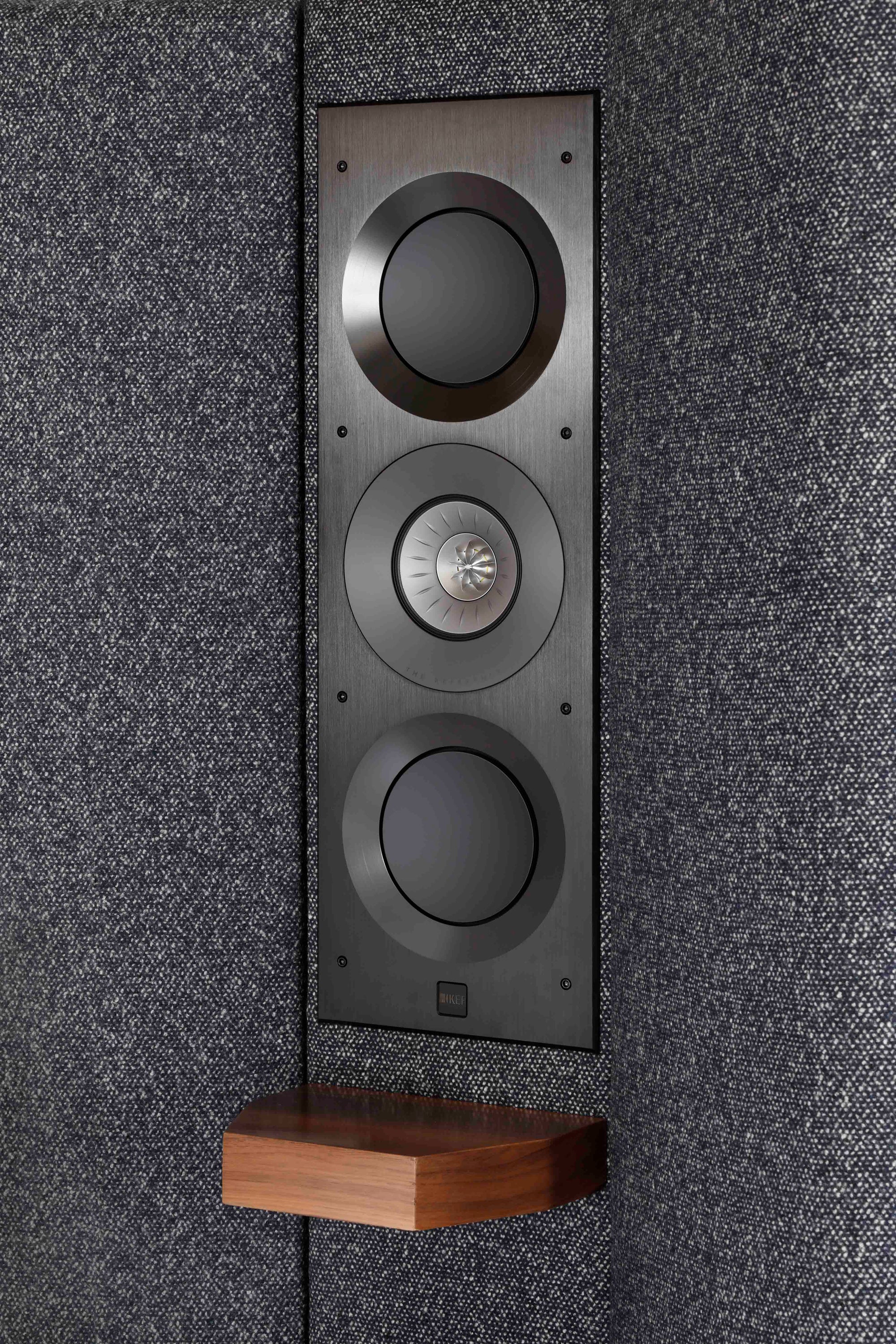Close-up of the speaker Savoir Seventy Five bed