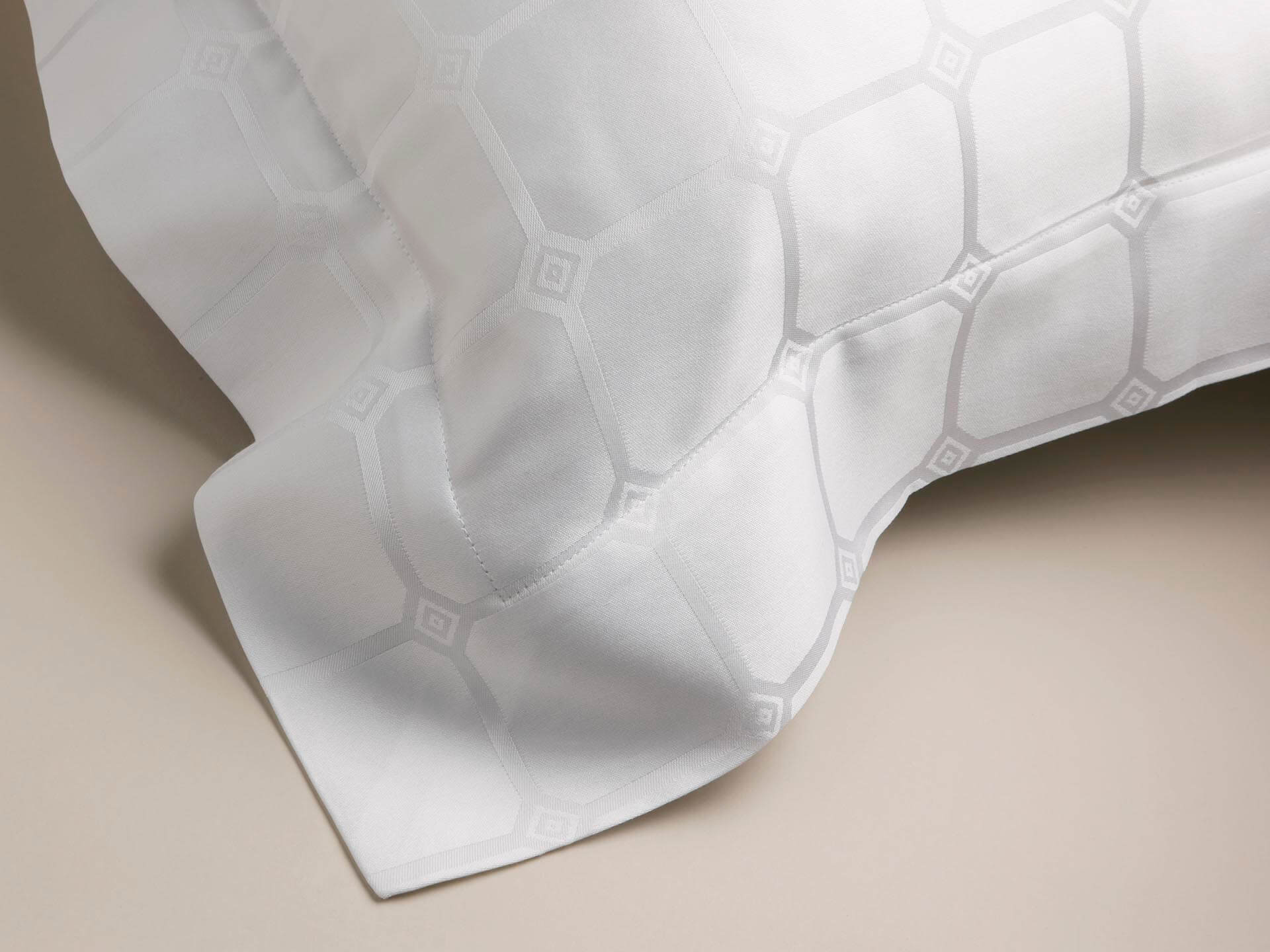 Pillowcase with Oxford style and Trellis details